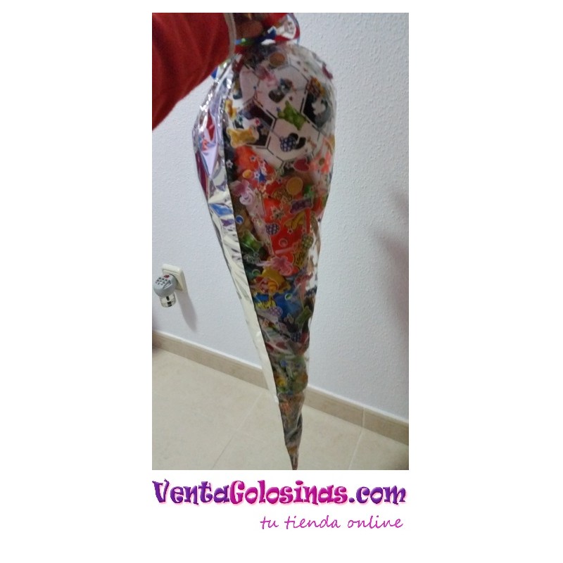 Cono gigante con chocolates y chucherías